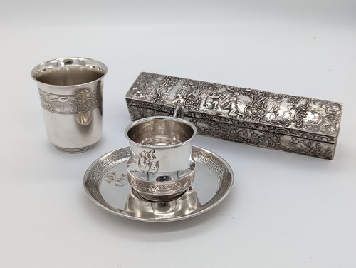 TASSE ET SOUS-TASSE en argent (950) à frises...