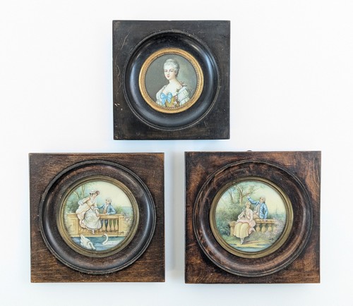 PAIRE DE MINIATURES rondes représentant des...