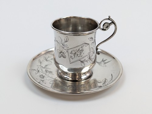 TASSE ET SOUS-TASSE en argent (950) à décor...