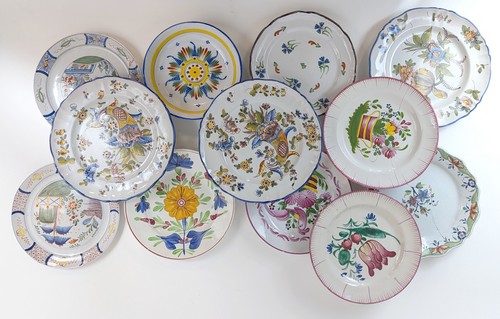 SUITE DE DOUZE ASSIETTES en faïence émaillée...