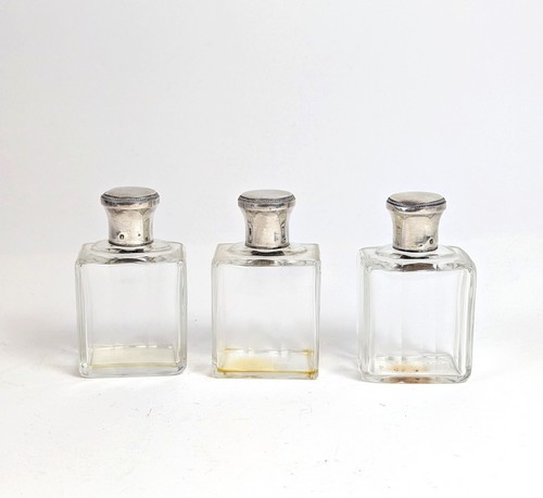 TROIS FLACONS en verre moulé soufflé à trois...