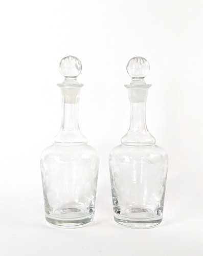 PAIRE DE BURETTES en verre gravé de rinceaux....