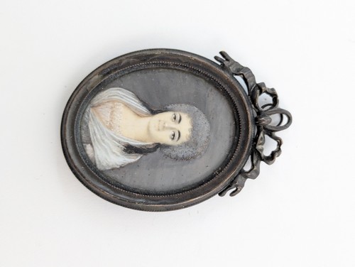 MINIATURE ovale représentant une femme au...