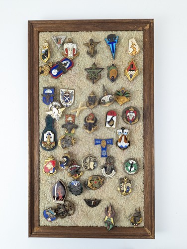 Important ensemble de 39 insignes régimentaires...