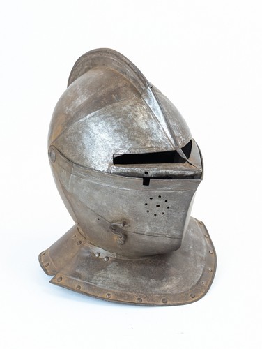 Grand armet en fer forgé à crête avec mézail...