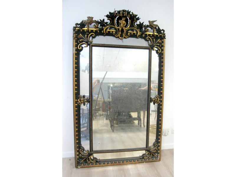 GRAND MIROIR en bois et stuc doré et laqué...