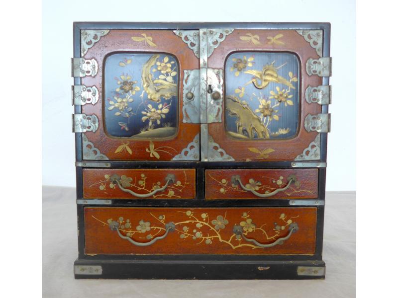 CABINET miniature à l'imitation des laques...