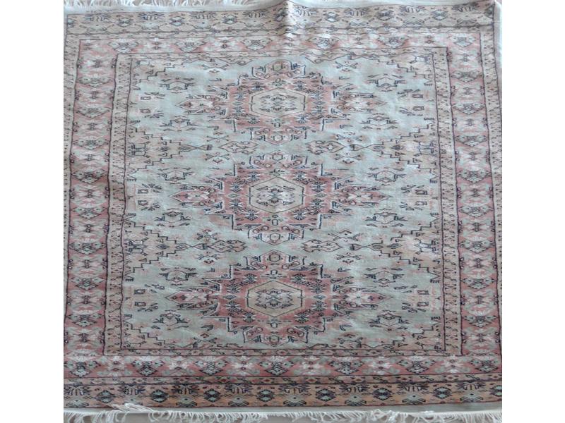 TAPIS laine à fond beige orangé, à décor...