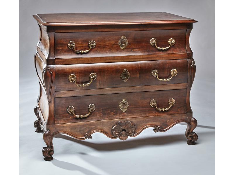 COMMODE galbée toutes faces en bois sculpté...
