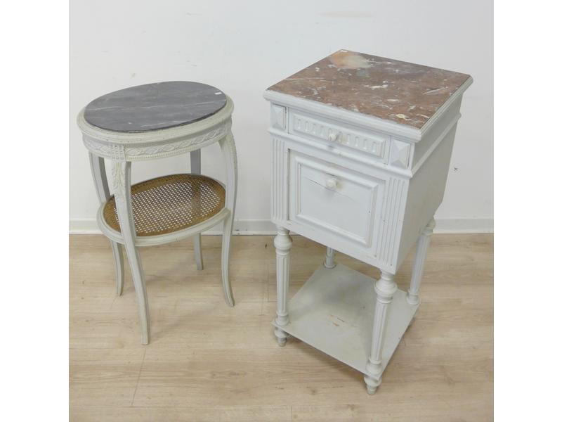 DEUX TABLES DE CHEVET en bois laqué gris...
