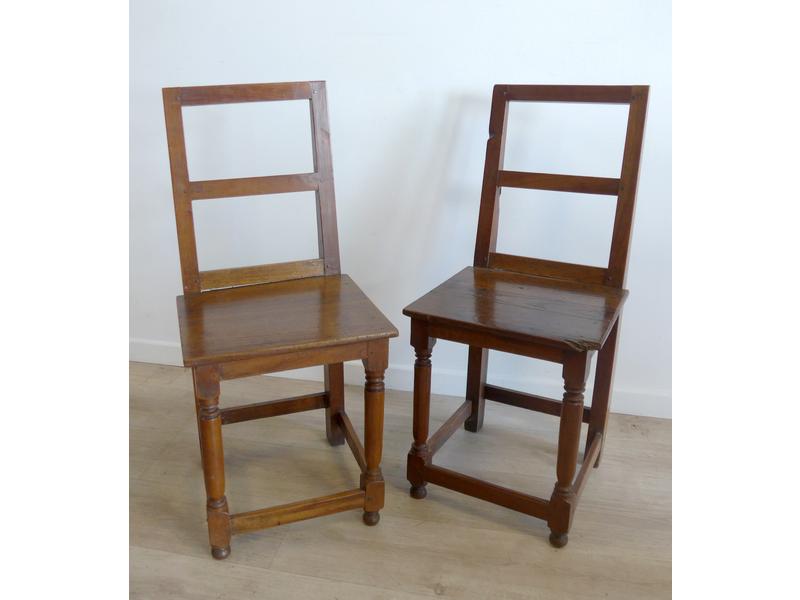 PAIRE DE CHAISES style Lorraines en noyer...