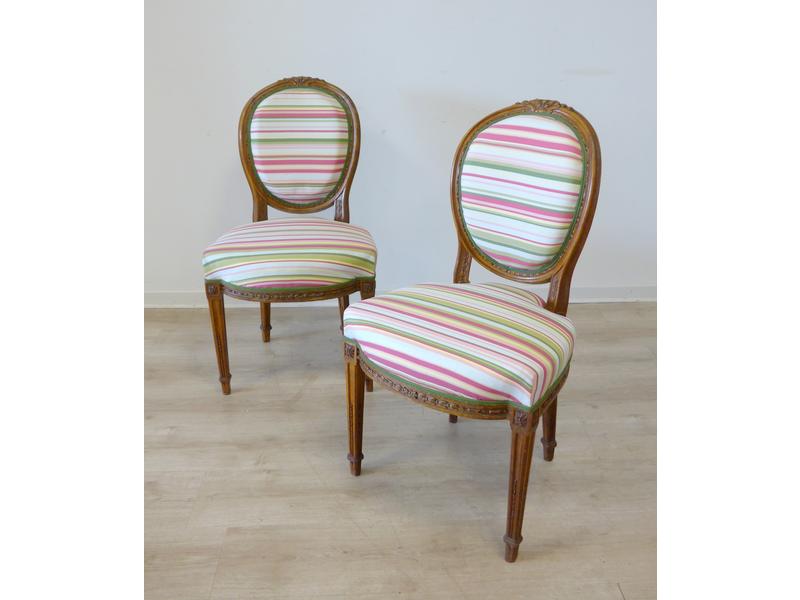 PAIRE DE CHAISES, à dossier médaillon, en...