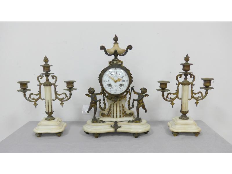 GARNITURE DE CHEMINEE en marbre blanc et...