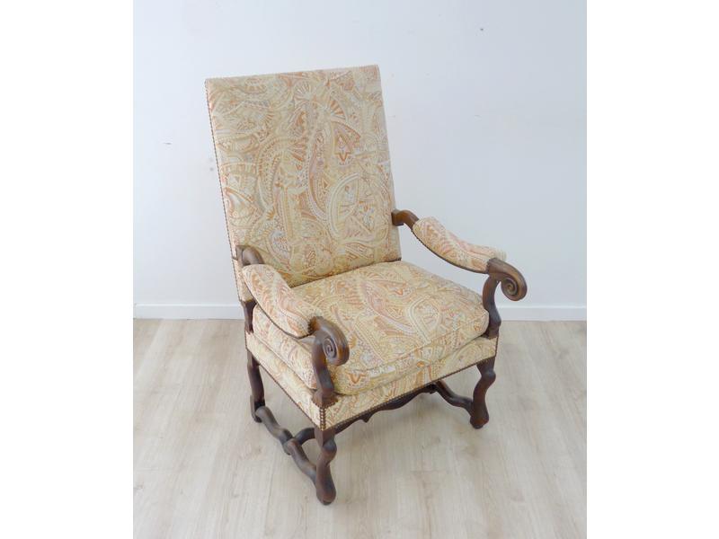 FAUTEUIL à haut dossier plat en noyer mouluré,...