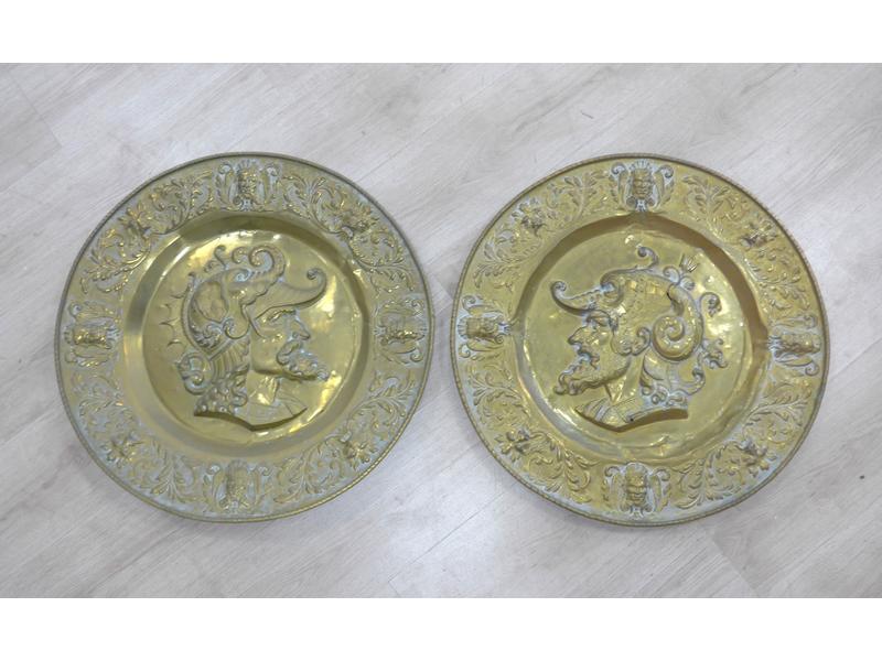 PAIRE DE GRANDS PLATS ronds circulaires en...