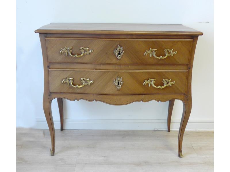 COMMODE sauteuse à façade légèrement galbée...