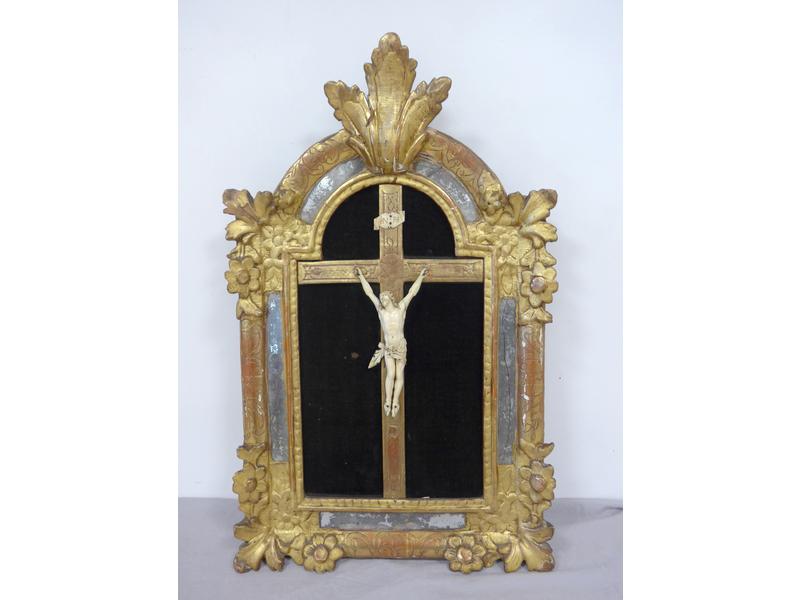 CRUCIFIX en ivoire sculpté dans un cadre...