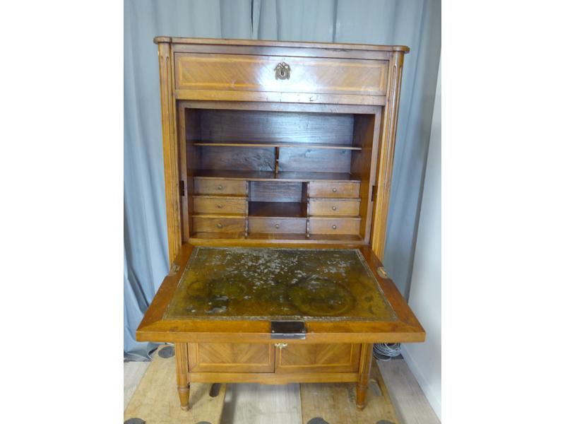SECRETAIRE en noyer et filets de bois claire...
