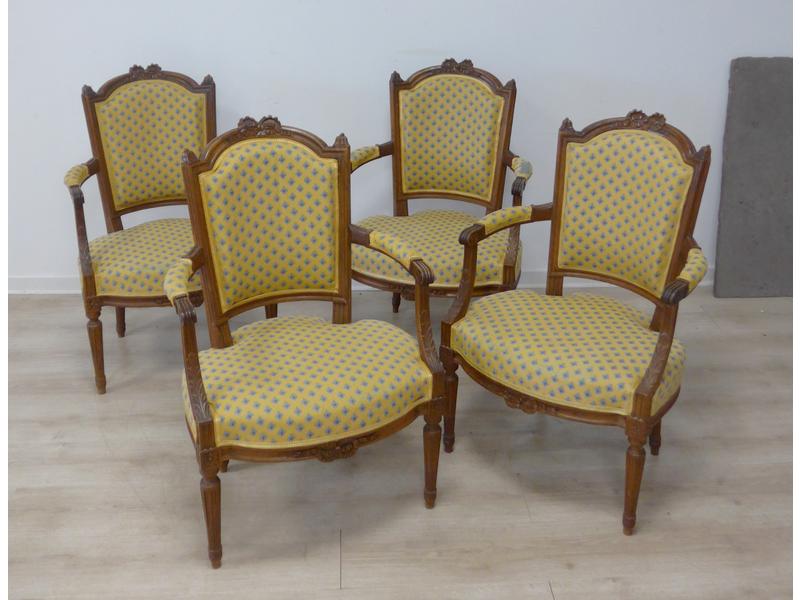 SUITE DE QUATRE FAUTEUILS à dossier cabriolé...