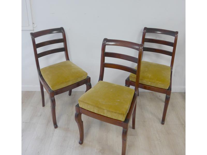 SUITE DE TROIS CHAISES en acajou et placage...