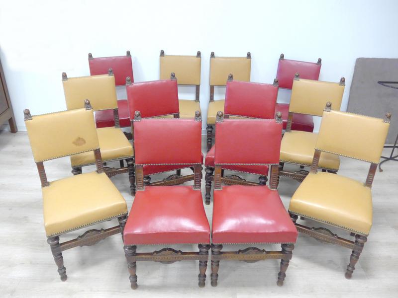 SUITE DE DOUZE CHAISES en chêne sculpté ciré,...