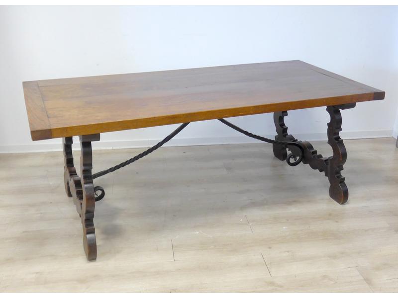 TABLE rectangulaire en chêne, à piétement...