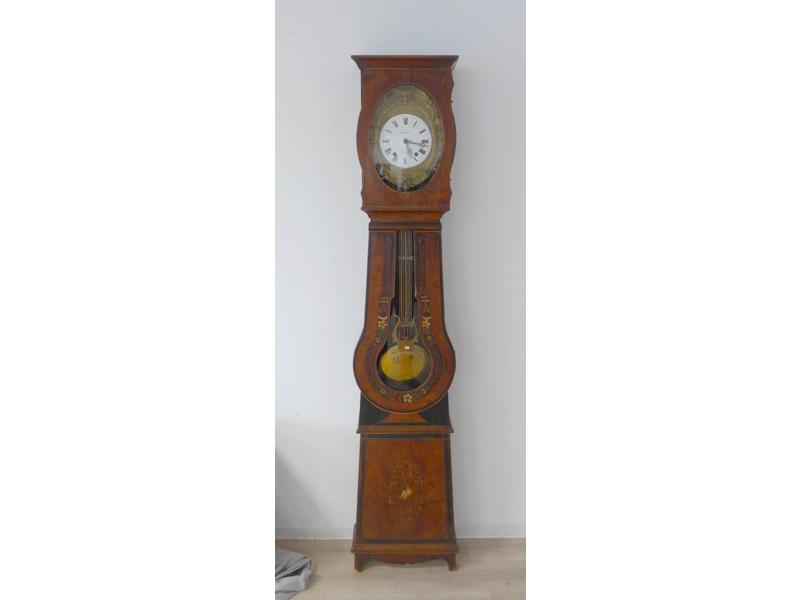 PENDULE de parquet en pin à décor peint d'une...