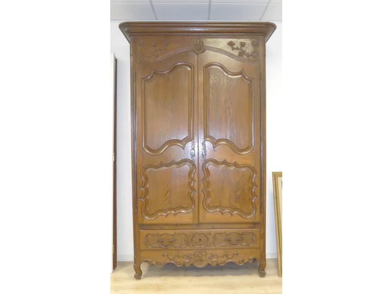 ARMOIRE PANTALONNIERE en chêne sculpté et...