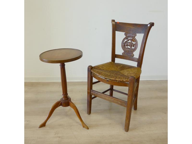 CHAISE paillée en noyer, dossier renversé...