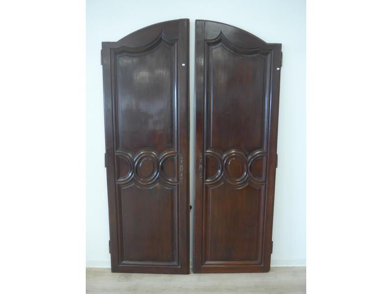 DEUX PORTES D'ARMOIRE en chêne ciré teinté...
