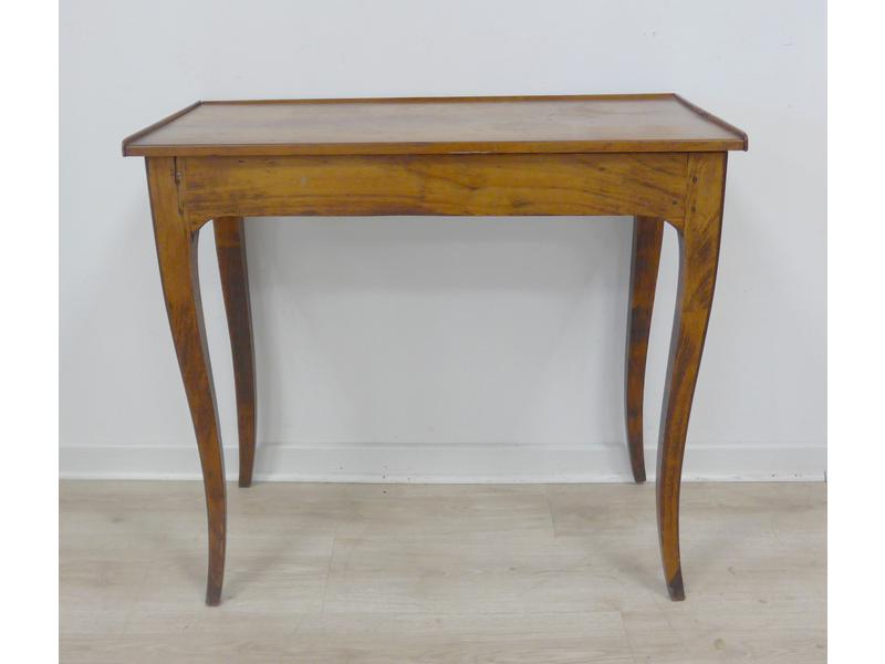 PETITE TABLE à écrire en bois fruitier, pieds...