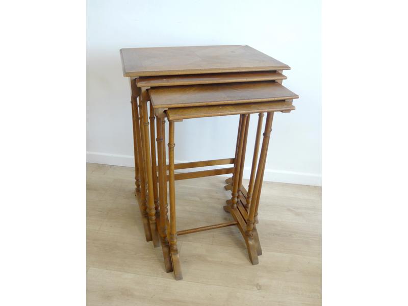 QUATRE TABLES GIGOGNES en bois clair, montants...
