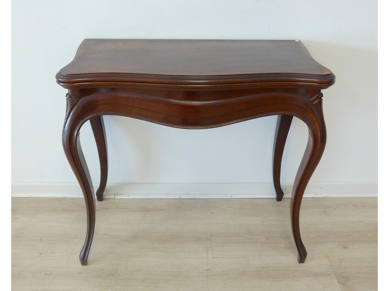 TABLE A JEUX en acajou et placage d'acajou...