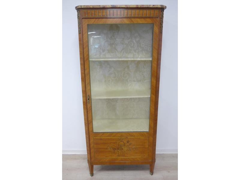 VITRINE en placage de bois de rose et marqueterie,...