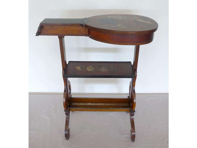 TABLE TRAVAILLEUSE en bois peint, le plateau...