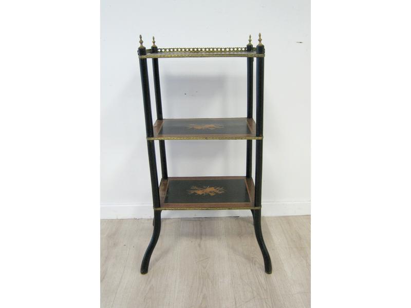 PETITE ETAGERE en marqueterie à décor d'instruments...