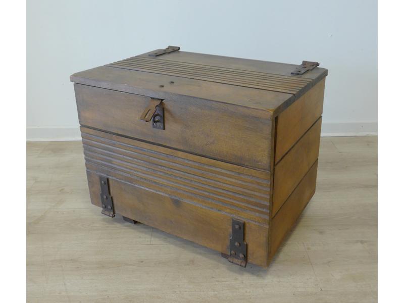 PETIT COFFRE rectangulaire formant bar, ouvrant...