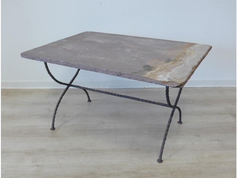 TABLE BASSE à piétetement en fer forgé, plateau...