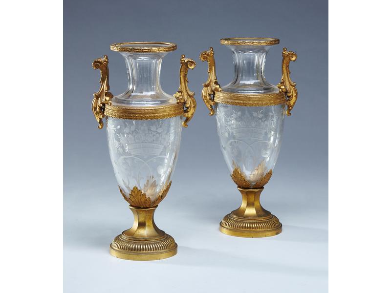 PAIRE DE VASES EN CRISTAL de forme balustre...
