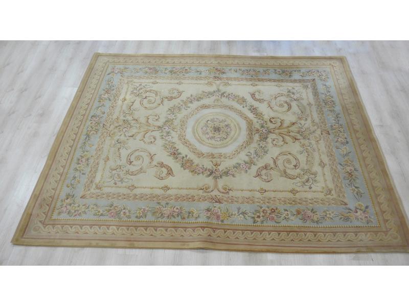 TAPIS en laine à décor sur fond beige d'un...
