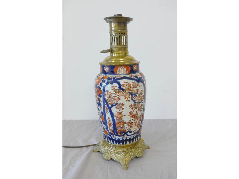 VASE balustre en porcelaine à décor type...