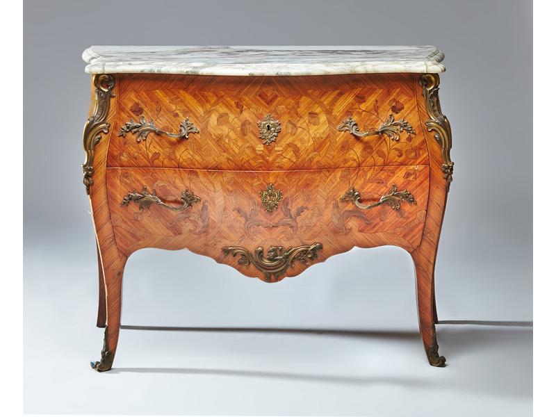 COMMODE galbée toutes faces en marqueterie...