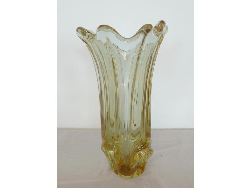 GRAND VASE tulipe en cristal teinté. XXe...