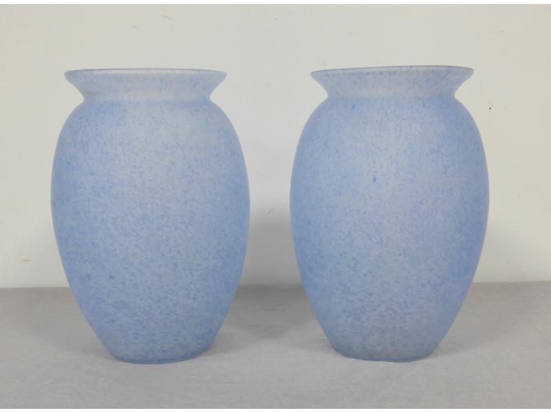 PAIRE DE VASES ovoïdes à col, en verre soufflé...