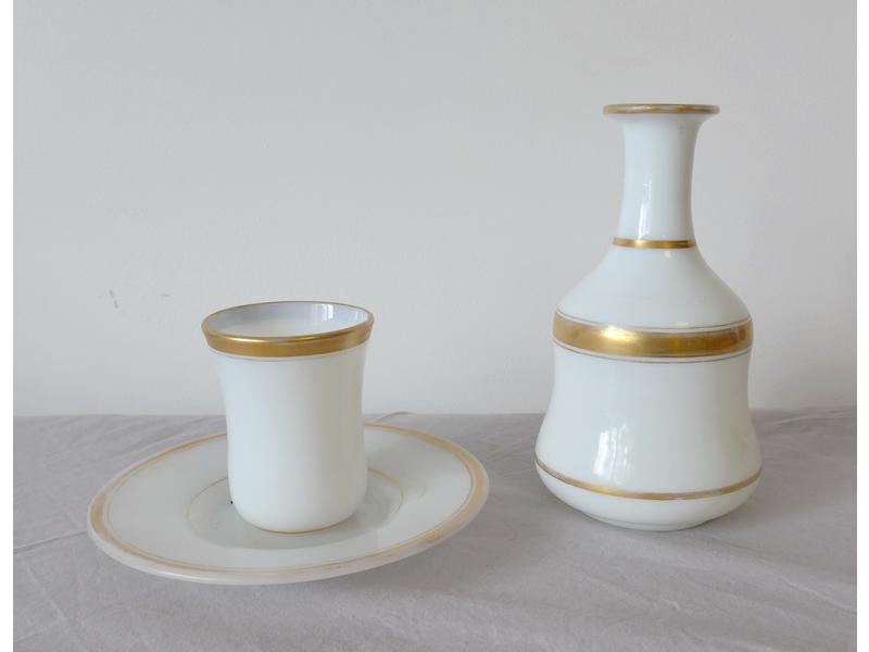 PICHET, VERRE ET PETIT PLATEAU en opalin...
