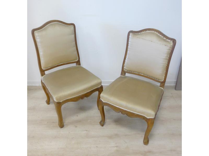 PAIRE DE CHAISES, garniture de tissu crè...