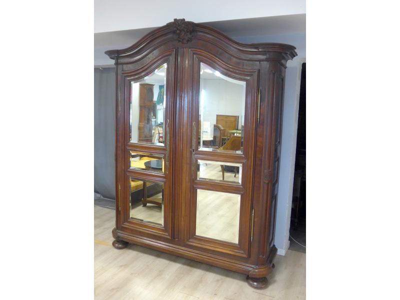 LARGE ARMOIRE en noyer mouluré et sculpté...
