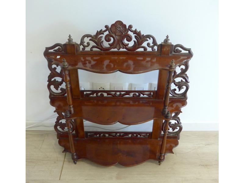 PETITE ETAGERE en acajou à trois tablettes...