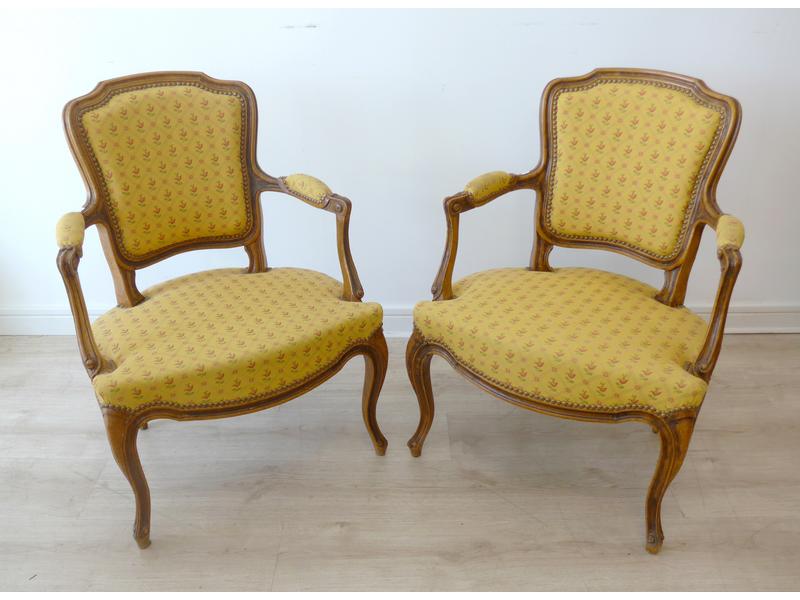 PAIRE DE FAUTEUILS à dossier cabriolet en...