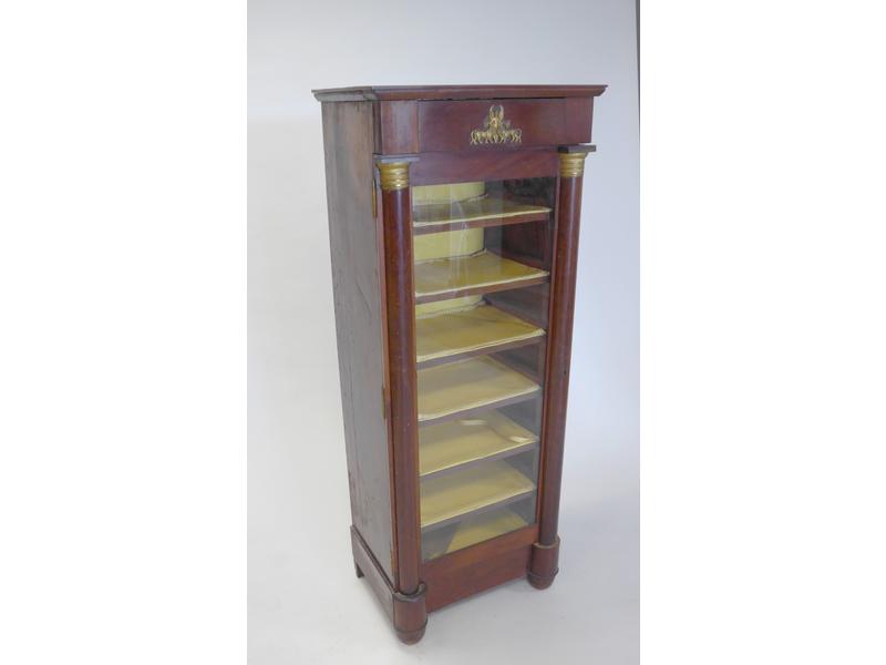 PETIT MEUBLE VITRINE en acajou et placage...
